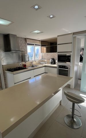 Apartamento à venda com 141m², 3 quartos e 2 vagas Apartamento à venda com 141m², 3 quartos e 2 vagasCozinha