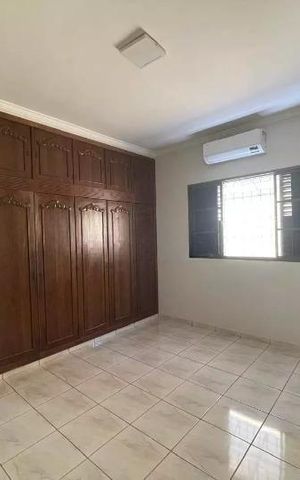 Casa para alugar com 220m², 5 quartos e 6 vagas Casa para alugar com 220m², 5 quartos e 6 vagasQuarto 2