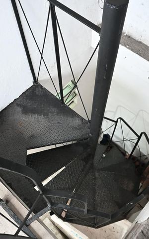 Casa à venda com 280m², 4 quartos e 5 vagasEscada de Acesso a Edícula 