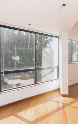 Apartamento à venda com 165m², 4 quartos e 3 vagas Apartamento à venda com 165m², 4 quartos e 3 vagasVaranda