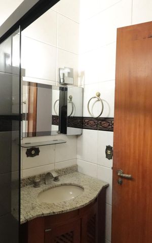 Casa à venda com 215m², 3 quartos e 2 vagasBanheiro da Suíte 1