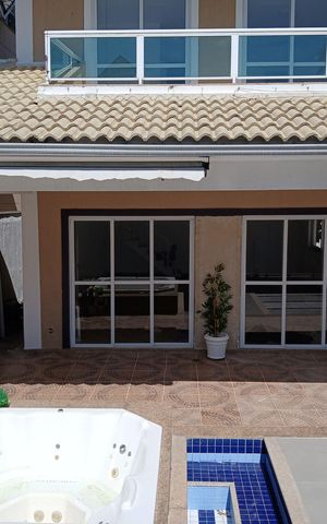 Casa de condomínio à venda com 260m², 5 quartos e 3 vagas Casa de condomínio à venda com 260m², 5 quartos e 3 vagasÁrea externa