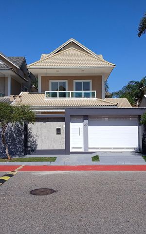 Casa de condomínio à venda com 260m², 5 quartos e 3 vagas Casa de condomínio à venda com 260m², 5 quartos e 3 vagasÁrea externa