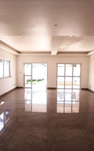 Casa de condomínio à venda com 260m², 5 quartos e 3 vagas Casa de condomínio à venda com 260m², 5 quartos e 3 vagasSala