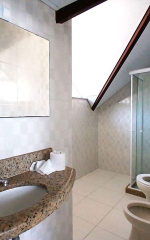 Casa de condomínio à venda com 260m², 5 quartos e 3 vagas Casa de condomínio à venda com 260m², 5 quartos e 3 vagasBanheiro