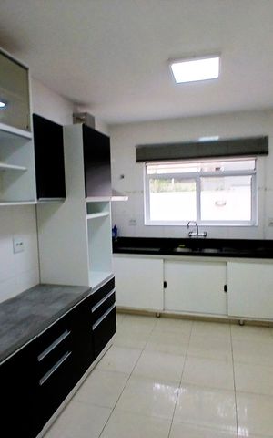 Casa de condomínio à venda com 260m², 5 quartos e 3 vagas Casa de condomínio à venda com 260m², 5 quartos e 3 vagasCozinha