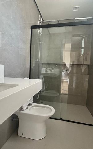 Casa à venda com 200m², 3 quartos e 2 vagas Casa à venda com 200m², 3 quartos e 2 vagasBanheiro
