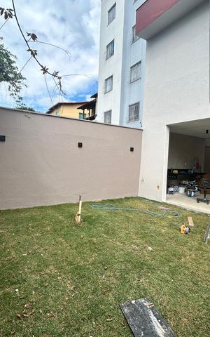 Casa à venda com 200m², 3 quartos e 2 vagas Casa à venda com 200m², 3 quartos e 2 vagasÁrea externa