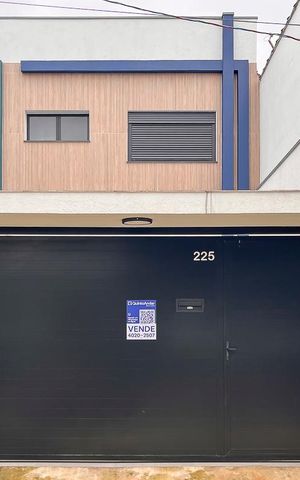 Casa à venda com 220m², 3 quartos e 4 vagasFachada + plaquinha