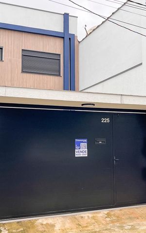 Casa à venda com 220m², 3 quartos e 4 vagasFachada + plaquinha