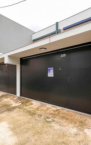 Casa à venda com 220m², 3 quartos e 4 vagasFachada + plaquinha
