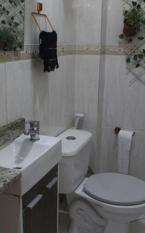 Casa de condomínio à venda com 118m², 4 quartos e 2 vagasLavabo