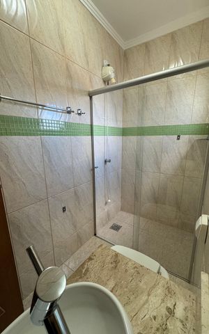 Casa à venda com 280m², 5 quartos e 3 vagas Casa à venda com 280m², 5 quartos e 3 vagasBanheiro 1
