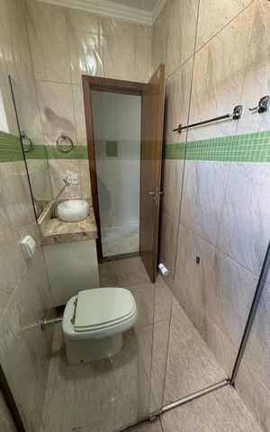 Casa à venda com 280m², 5 quartos e 3 vagas Casa à venda com 280m², 5 quartos e 3 vagasBanheiro 1