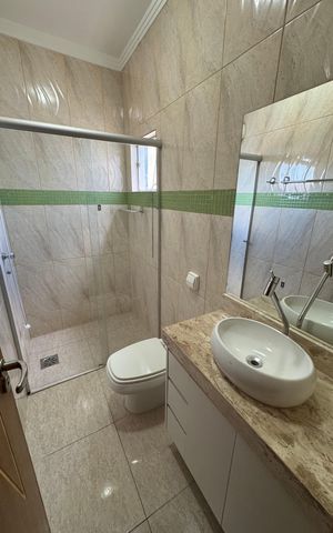 Casa à venda com 280m², 5 quartos e 3 vagas Casa à venda com 280m², 5 quartos e 3 vagasBanheiro 1