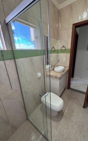 Casa à venda com 280m², 5 quartos e 3 vagas Casa à venda com 280m², 5 quartos e 3 vagasBanheiro 1