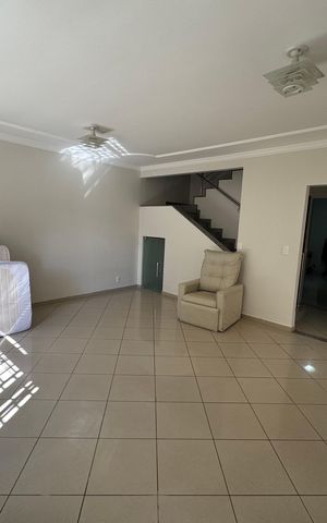 Casa à venda com 280m², 5 quartos e 3 vagas Casa à venda com 280m², 5 quartos e 3 vagasSala