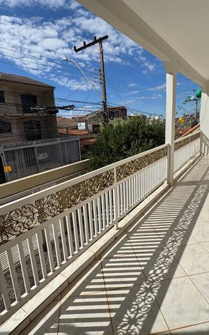 Casa à venda com 280m², 5 quartos e 3 vagas Casa à venda com 280m², 5 quartos e 3 vagasVaranda