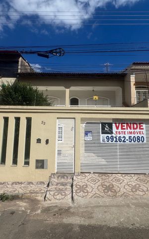 Casa à venda com 280m², 5 quartos e 3 vagas Casa à venda com 280m², 5 quartos e 3 vagasFachada longe