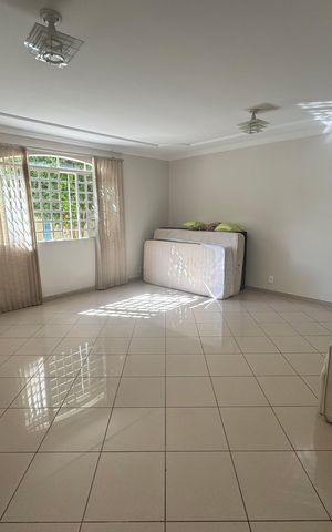 Casa à venda com 280m², 5 quartos e 3 vagas Casa à venda com 280m², 5 quartos e 3 vagasSala