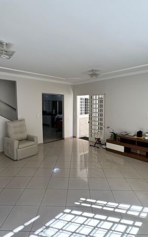 Casa à venda com 280m², 5 quartos e 3 vagas Casa à venda com 280m², 5 quartos e 3 vagasSala