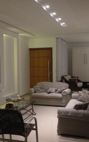 Casa à venda com 38000m², 5 quartos e 4 vagas Casa à venda com 38000m², 5 quartos e 4 vagasSala