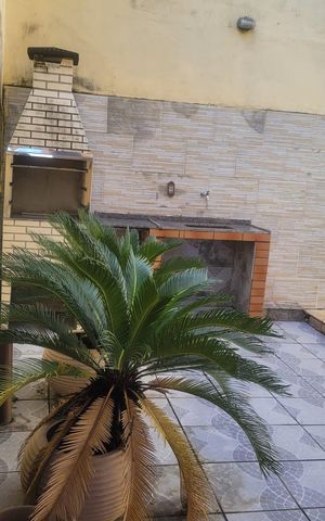 Casa à venda com 239m², 4 quartos e 2 vagas Casa à venda com 239m², 4 quartos e 2 vagasÁrea externa
