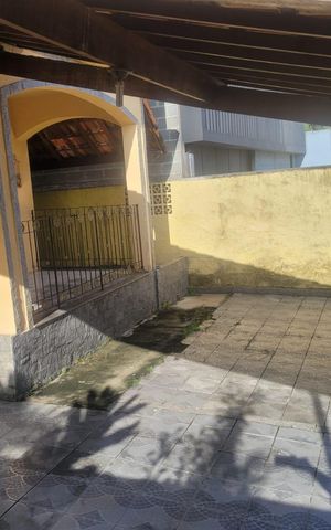 Casa à venda com 239m², 4 quartos e 2 vagas Casa à venda com 239m², 4 quartos e 2 vagasÁrea externa