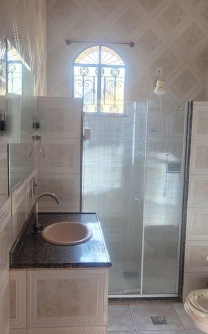 Casa à venda com 239m², 4 quartos e 2 vagas Casa à venda com 239m², 4 quartos e 2 vagasBanheiro