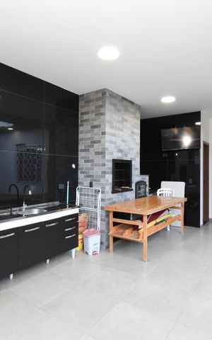 Casa à venda com 220m², 3 quartos e 3 vagasÁrea externa - Churrasqueira