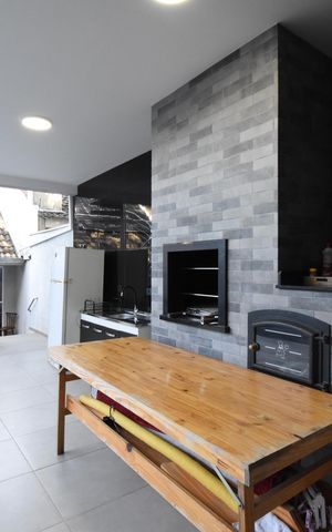 Casa à venda com 220m², 3 quartos e 3 vagasÁrea externa - Churrasqueira
