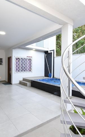 Casa à venda com 220m², 3 quartos e 3 vagasÁrea externa - Piscina