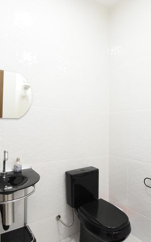 Casa à venda com 220m², 3 quartos e 3 vagasBanheiro externo