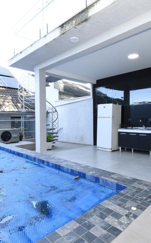 Casa à venda com 220m², 3 quartos e 3 vagasÁrea externa - Piscina