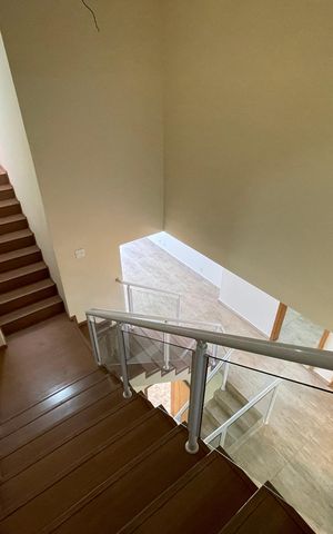 Casa à venda com 277m², 3 quartos e 3 vagas Casa à venda com 277m², 3 quartos e 3 vagasEscada