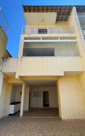 Casa à venda com 277m², 3 quartos e 3 vagas Casa à venda com 277m², 3 quartos e 3 vagasVaranda