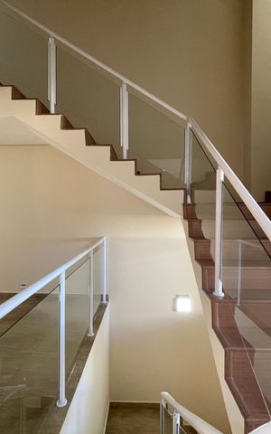 Casa à venda com 277m², 3 quartos e 3 vagas Casa à venda com 277m², 3 quartos e 3 vagasEscada