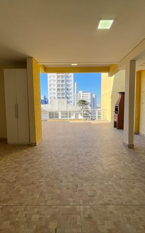 Casa à venda com 277m², 3 quartos e 3 vagas Casa à venda com 277m², 3 quartos e 3 vagasVaranda