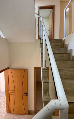 Casa à venda com 277m², 3 quartos e 3 vagas Casa à venda com 277m², 3 quartos e 3 vagasEscada