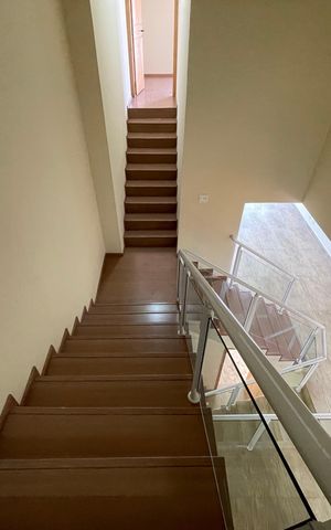 Casa à venda com 277m², 3 quartos e 3 vagas Casa à venda com 277m², 3 quartos e 3 vagasEscada