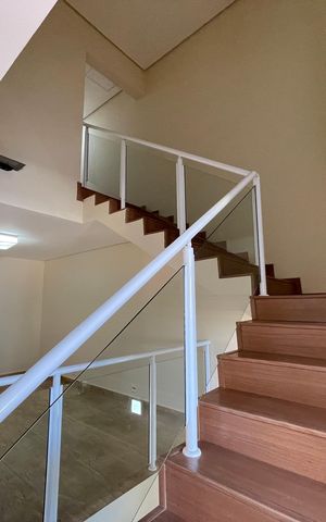 Casa à venda com 277m², 3 quartos e 3 vagas Casa à venda com 277m², 3 quartos e 3 vagasEscada