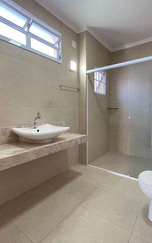 Casa à venda com 277m², 3 quartos e 3 vagas Casa à venda com 277m², 3 quartos e 3 vagasBanheiro 4
