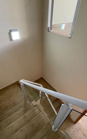 Casa à venda com 277m², 3 quartos e 3 vagas Casa à venda com 277m², 3 quartos e 3 vagasEscada