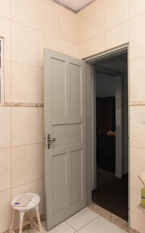 Casa à venda com 270m², 4 quartos e 4 vagas Casa à venda com 270m², 4 quartos e 4 vagasBanheiro 2
