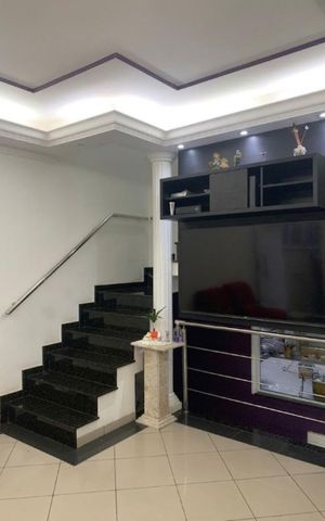 Casa à venda com 195m², 2 quartos e 2 vagas Casa à venda com 195m², 2 quartos e 2 vagasSala