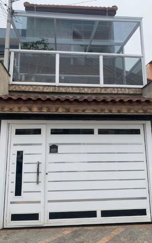 Casa à venda com 195m², 2 quartos e 2 vagas Casa à venda com 195m², 2 quartos e 2 vagasFachada