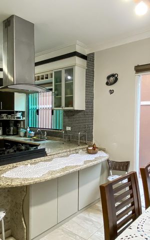 Casa à venda com 180m², 4 quartos e 2 vagas Casa à venda com 180m², 4 quartos e 2 vagasCozinha
