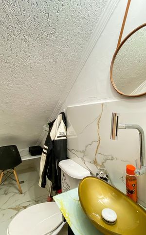 Casa à venda com 180m², 4 quartos e 2 vagas Casa à venda com 180m², 4 quartos e 2 vagasBanheiro