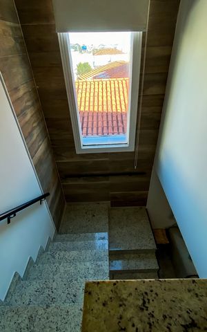 Casa à venda com 180m², 4 quartos e 2 vagas Casa à venda com 180m², 4 quartos e 2 vagasEscada