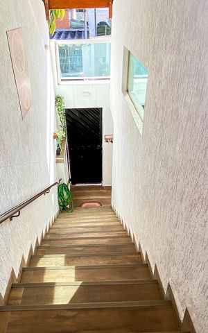 Casa à venda com 180m², 4 quartos e 2 vagas Casa à venda com 180m², 4 quartos e 2 vagasEscada